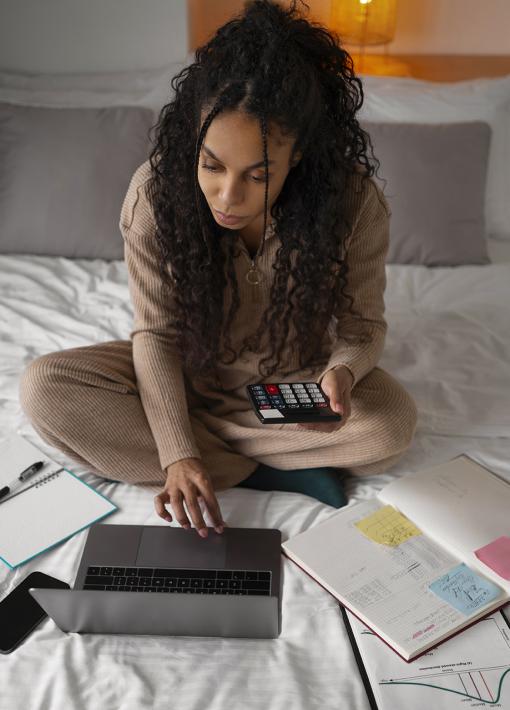 Femme assise en train de gérer son budget