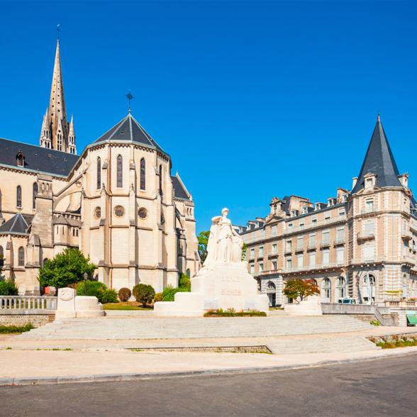 Monument aux morts et Église Saint-Martin de Pau