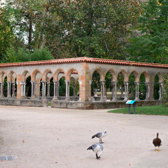 Cloitre du jardin de Massey entouré d'arbres